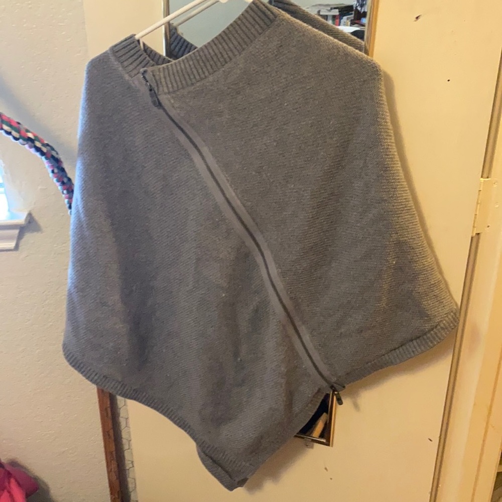 Lulu lemon poncho with zipper. ONE SIZE.